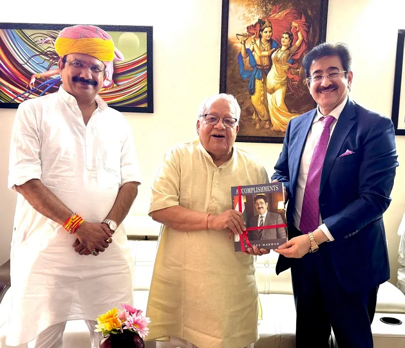Dr Sandeep Marwah Presents Books to Shri Kalraj Mishra Ji o - Delhi - Delhi ID1602036