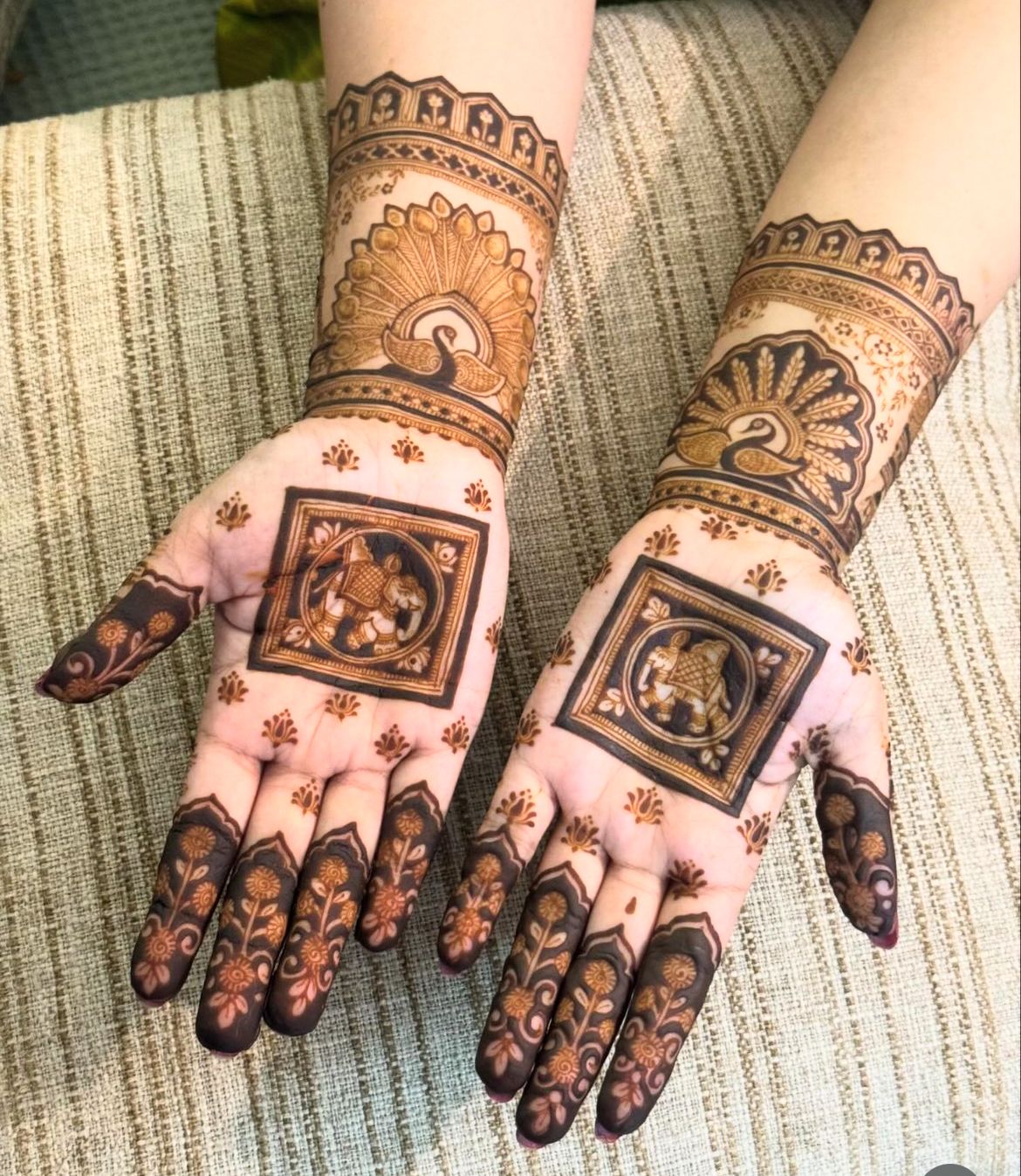 Make traditions prettier with an affordable mehndi artist in - Maharashtra - Pune ID1610128