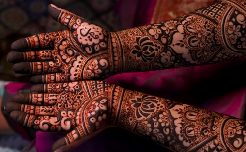Add beauty to your bridal attire with an affordable mehndi a - Maharashtra - Pune ID1611830
