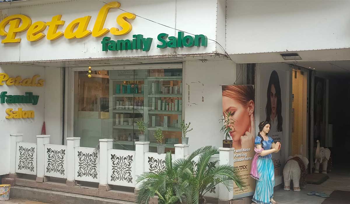 Best Family Salon In Bangur Avenue  Petals Family Salon - West Bengal - Kolkata ID1532151
