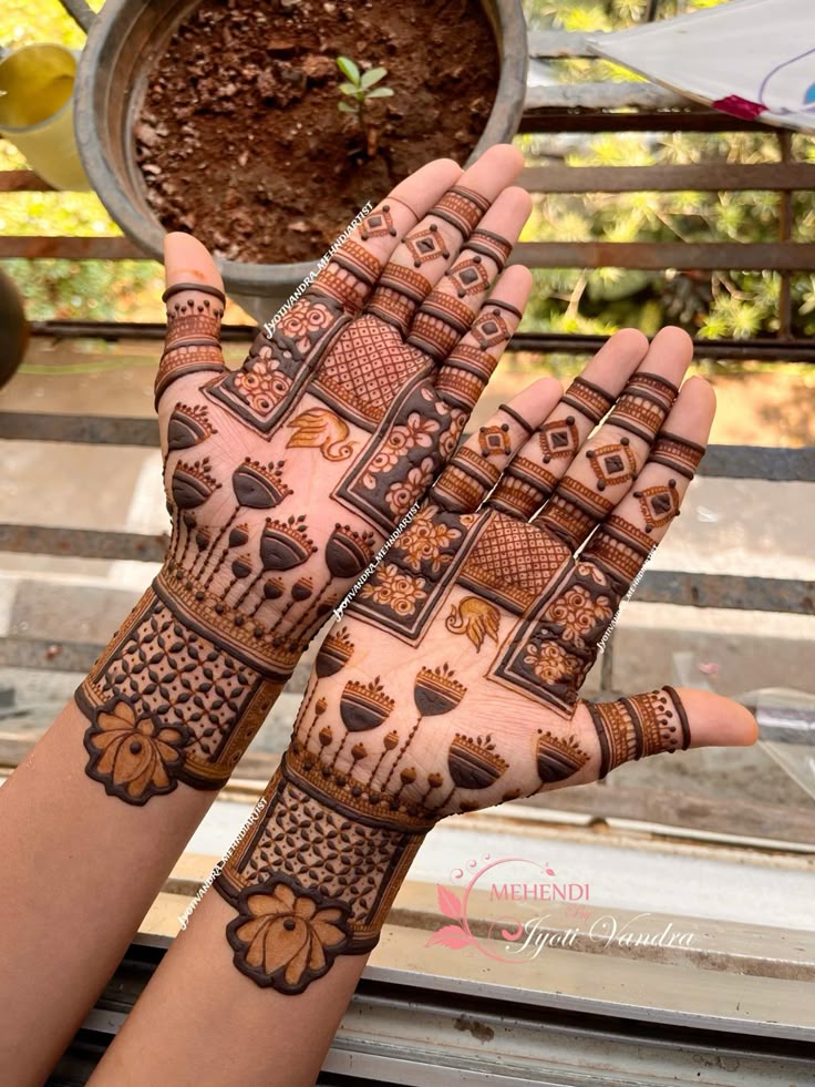 Make your wedding look special with the top mehndi artists i - Madhya Pradesh - Indore ID1611571