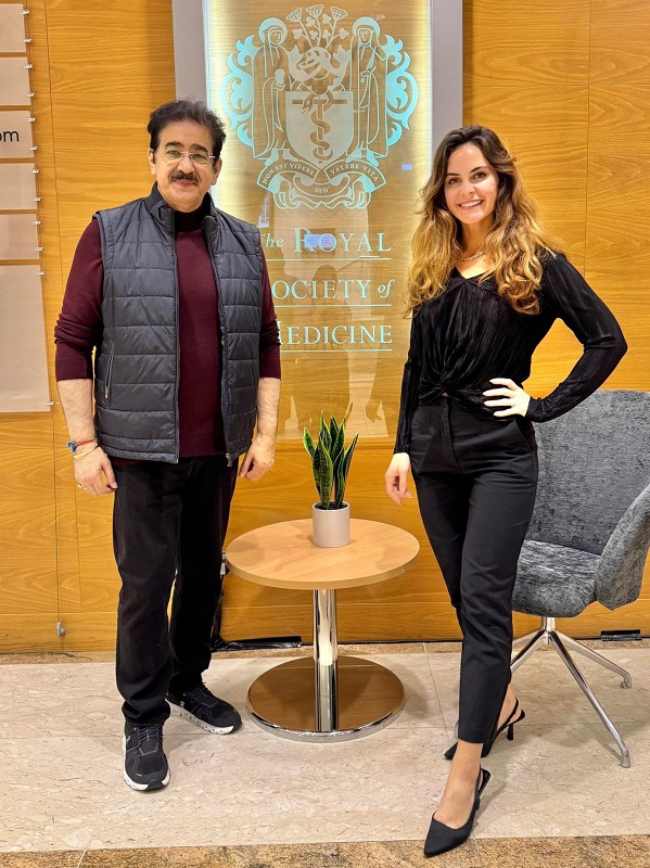 Dr Sandeep Marwah Meets Actor Olivia McGuinness in London t - Delhi - Delhi ID1616702
