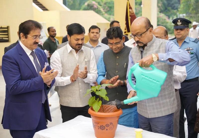 Governor of Chhattisgarh HE Ramen Deka Plants Sapling at A - Chhattisgarh - Raipur ID1617357