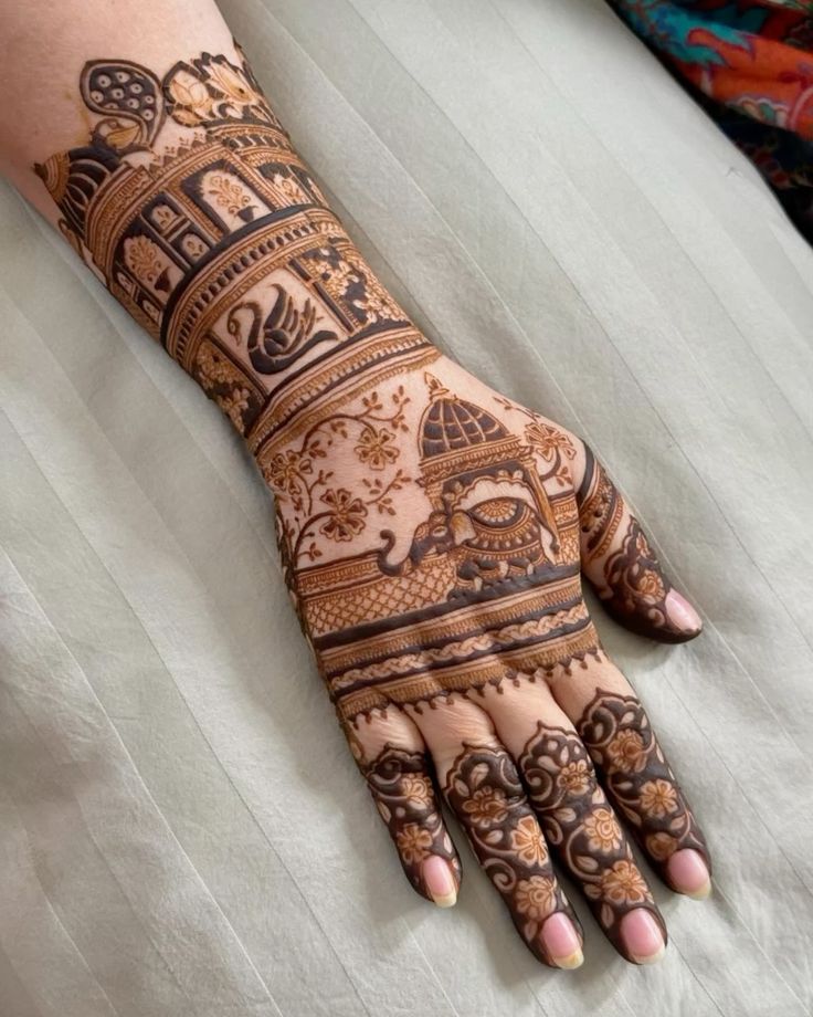 Add beauty to your bridal attire with an affordable mehndi a - Maharashtra - Pune ID1611830 2