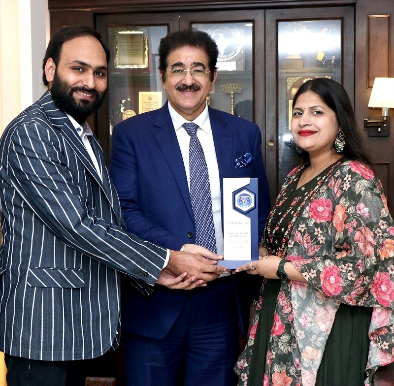 SK Musical Sensation Honors Dr Sandeep Marwah for Promoti - Delhi - Delhi ID1586575