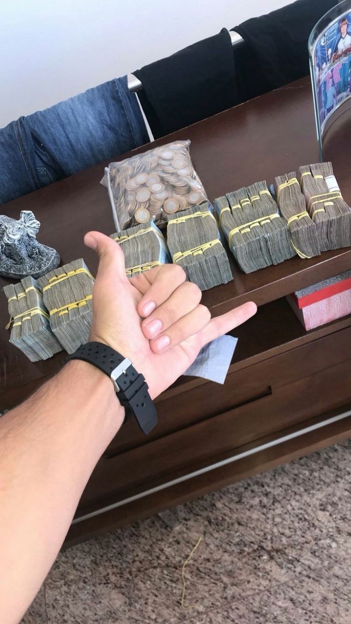 Bank billsDollarsEuroPounds available - California - Carlsbad ID1592792