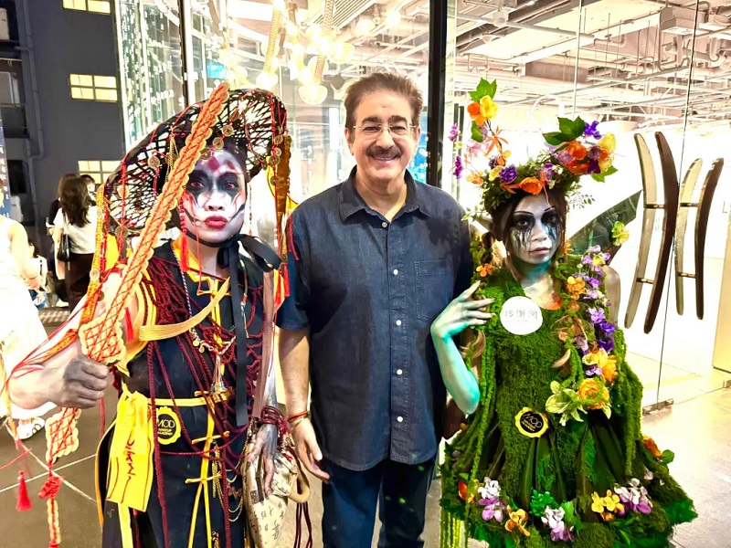 Dr Sandeep Marwah Participates in Halloween Festival in Hon - Delhi - Delhi ID1621062