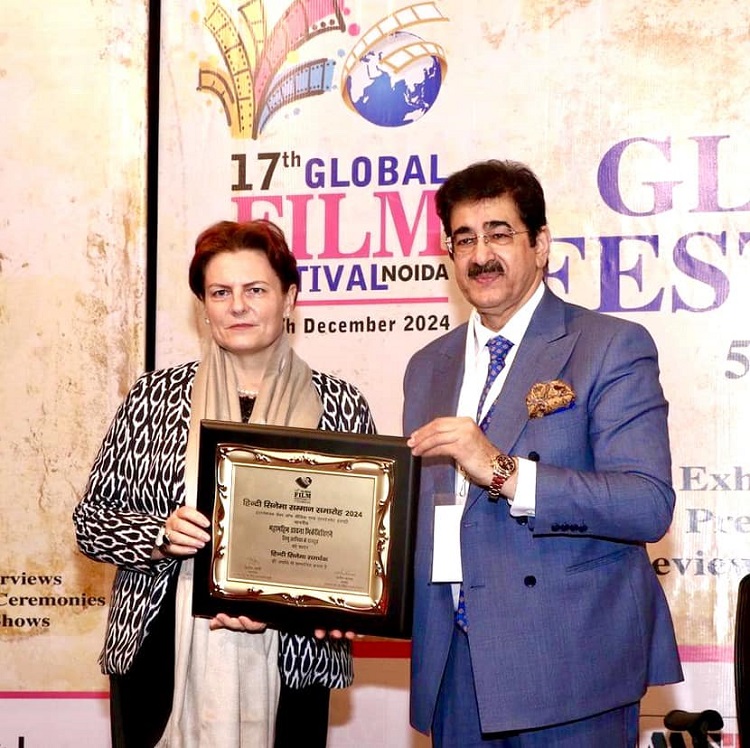 HE Diana Mickeviien  Honored with 8th Hindi Cinema Sam - Delhi - Delhi ID1591908